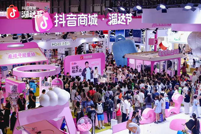 构建宠物营销新场景，抖音电商走进亚宠展，撬动萌宠经济全域增长