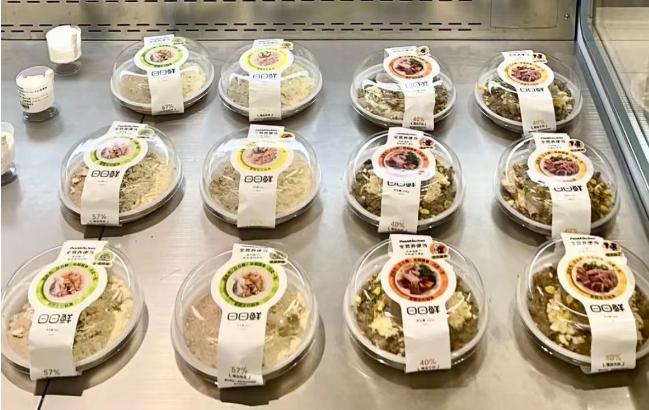 高标鲜粮上桌、生骨肉罐头出圈……宠物餐食迎“鲜”风口