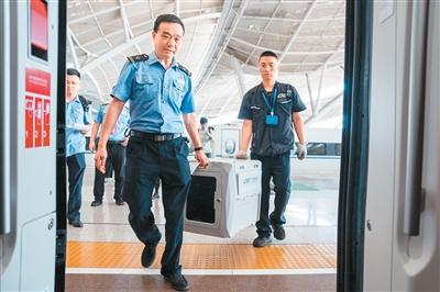 携宠出行的甜蜜与烦恼：“宠在囧途”时有发生