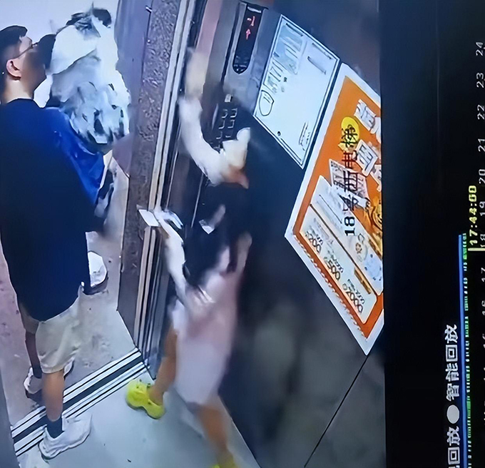 牧羊犬独自蹿进电梯，遛狗绳夹门缝被吊在半空