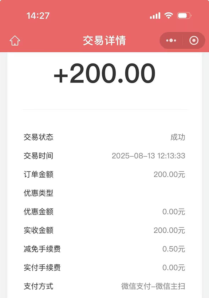 高速服务区内宠物狗误按锁门键将车主关车外