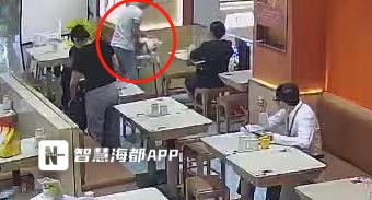 宠物狗在宝宝椅上“用餐”二十分钟，餐厅回应：狗未接触餐具，已对店内所有餐具高温消毒