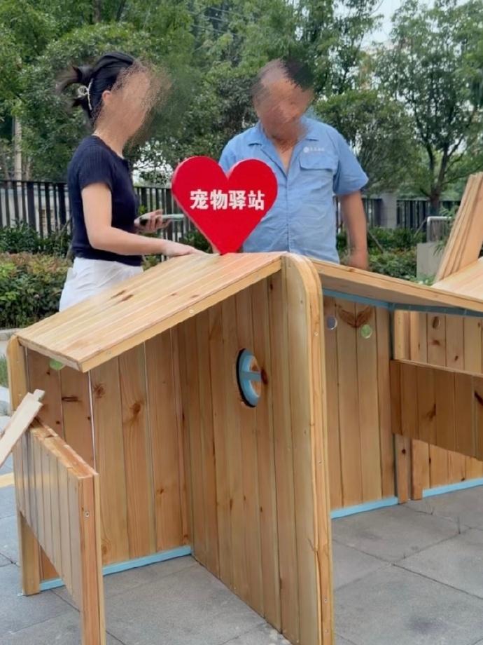 老乡鸡发布关于宠物进店问题整改反馈，有门店称带宠物可在室外区域就餐，需要牵绳