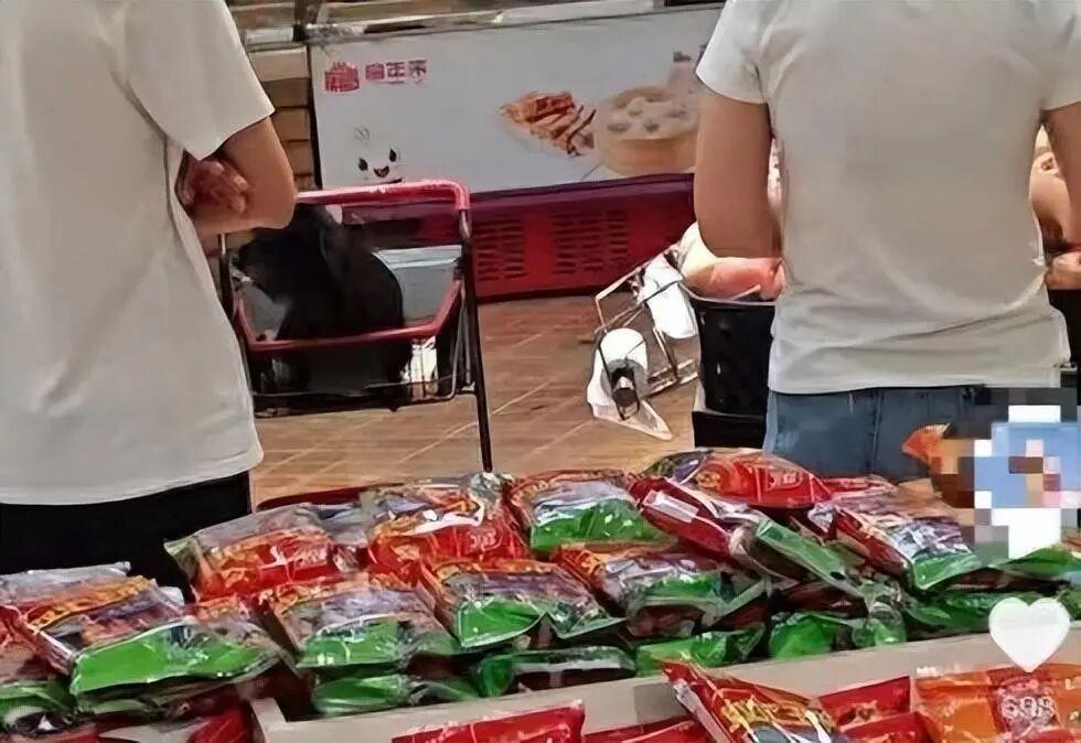 合肥一超市有小孩疑用散装大米投喂宠物狗 涉事门店：情况属实，相关商品已下架封存