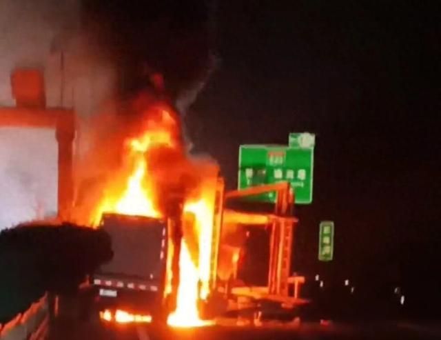 托运车追尾起火致23只宠物死亡,遇难后主人才知非专车专运 托运车追尾起火致23只宠物死亡,遇难后主人才知非专车专运