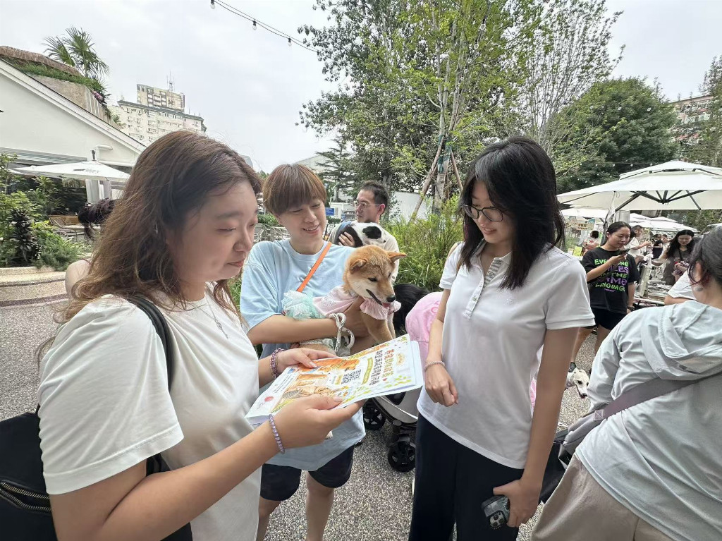 “宠”启新生活：青年实践团倾听养宠居民心声，助力宠物友好发展