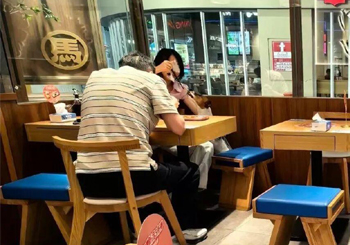 面馆回应“有顾客用店内筷子喂狗”：员工劝阻未果，已扔掉筷子，对所有餐具消毒