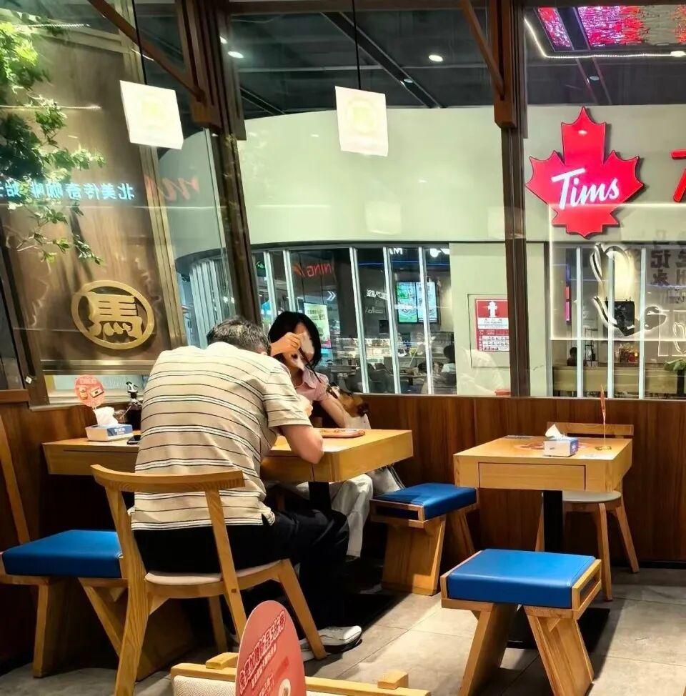面馆回应“有顾客用店内筷子喂狗”:员工劝阻未果,已扔掉筷子,对所有餐具消毒 面馆回应“有顾客用店内筷子喂狗”:员工劝阻未果,已扔掉筷子,对所有餐具消毒
