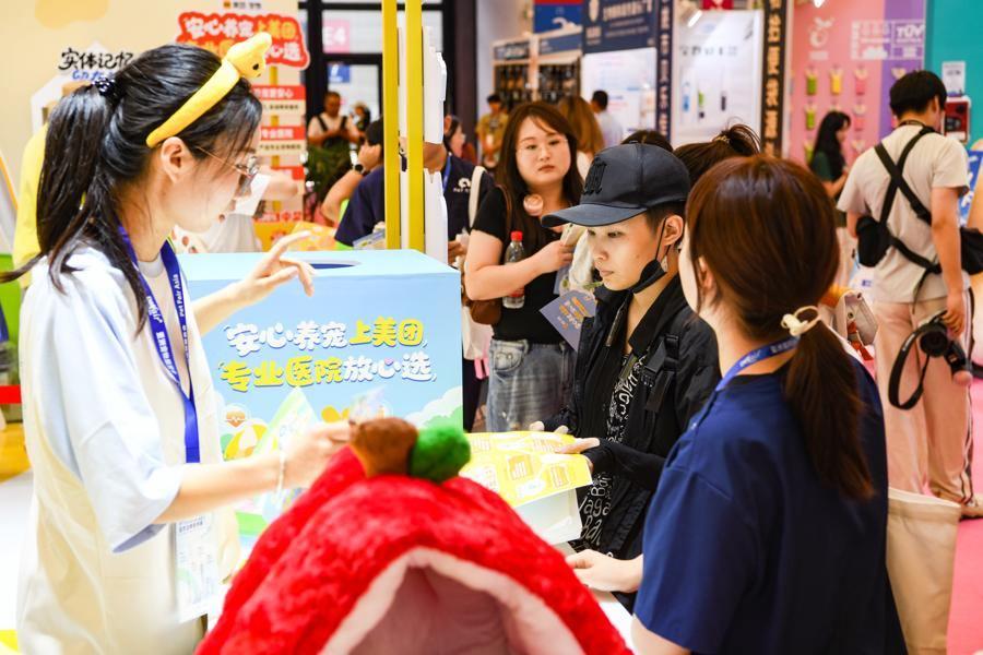 AI读懂“喵言汪语”：第28届亚宠展亮相宠物黑科技，2028年市场规模或破4050亿元