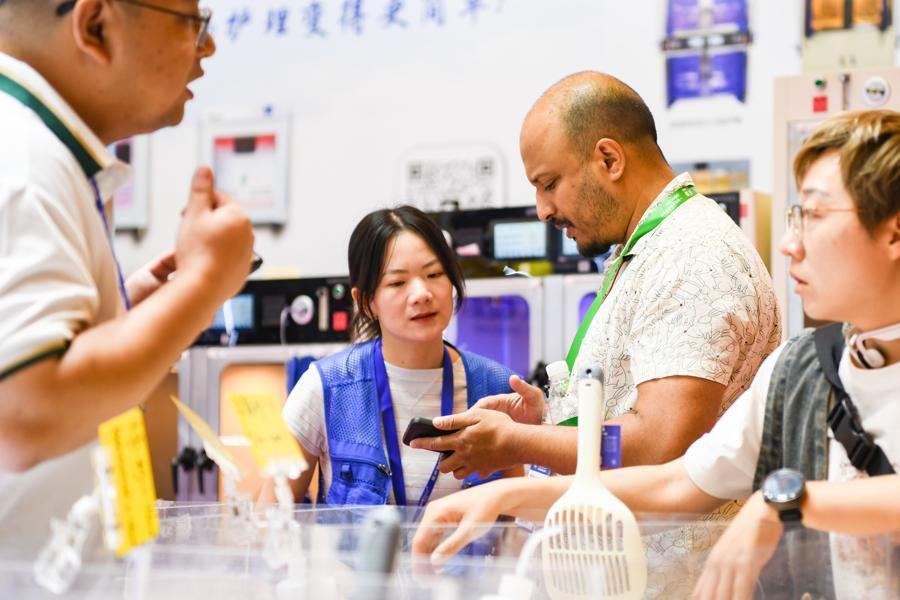 AI读懂“喵言汪语”：第28届亚宠展亮相宠物黑科技，2028年市场规模或破4050亿元